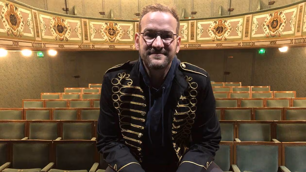 Son corps tatoué d’une ballerine symbolise sa philosophie : "Ce corps qu’on peut tordre dans tous les sens est pour moi la métaphore de l’esprit." Atypique et passionné, Guillaume mobilise les talents autour de lui et relève tous les défis avec enthousiasme et bienveillance.