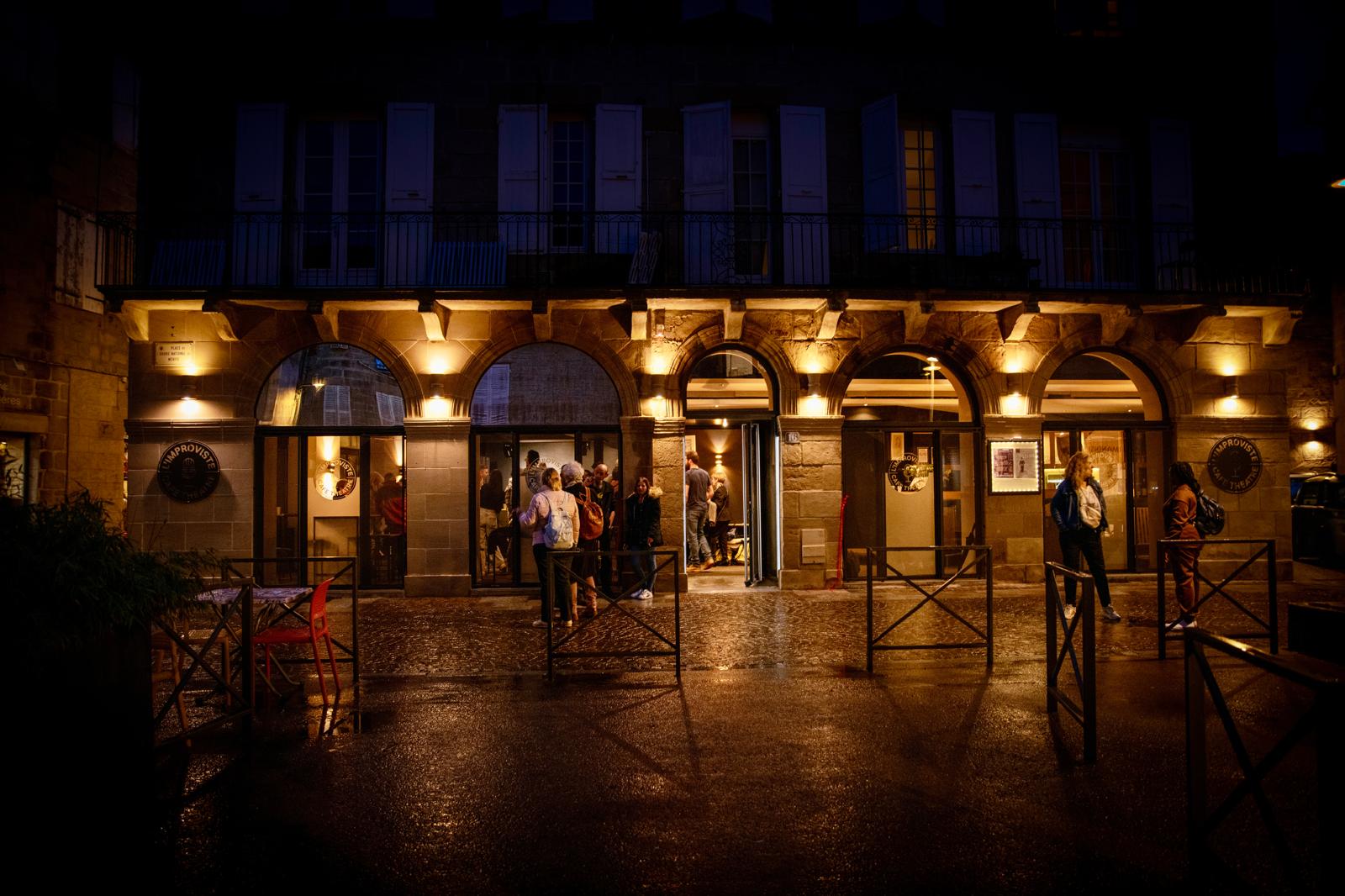 Parce qu’une soirée réussie, c’est aussi un moment de plaisir à partager, L’Improviste propose de déguster un verre ou une planche avant, pendant ou après le spectacle.