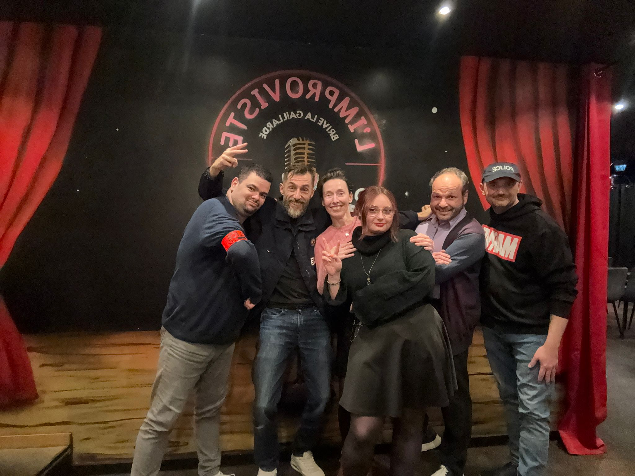 Brice Larrieu et Patrick Latorre à L’Improviste Les 28 et 29 octobre 2025, notre scène a eu l’honneur de recevoir Brice Larrieu pour son spectacle “Ma Vie en Bleu”, accompagné de son auteur et ami fidèle, Patrick Latorre.