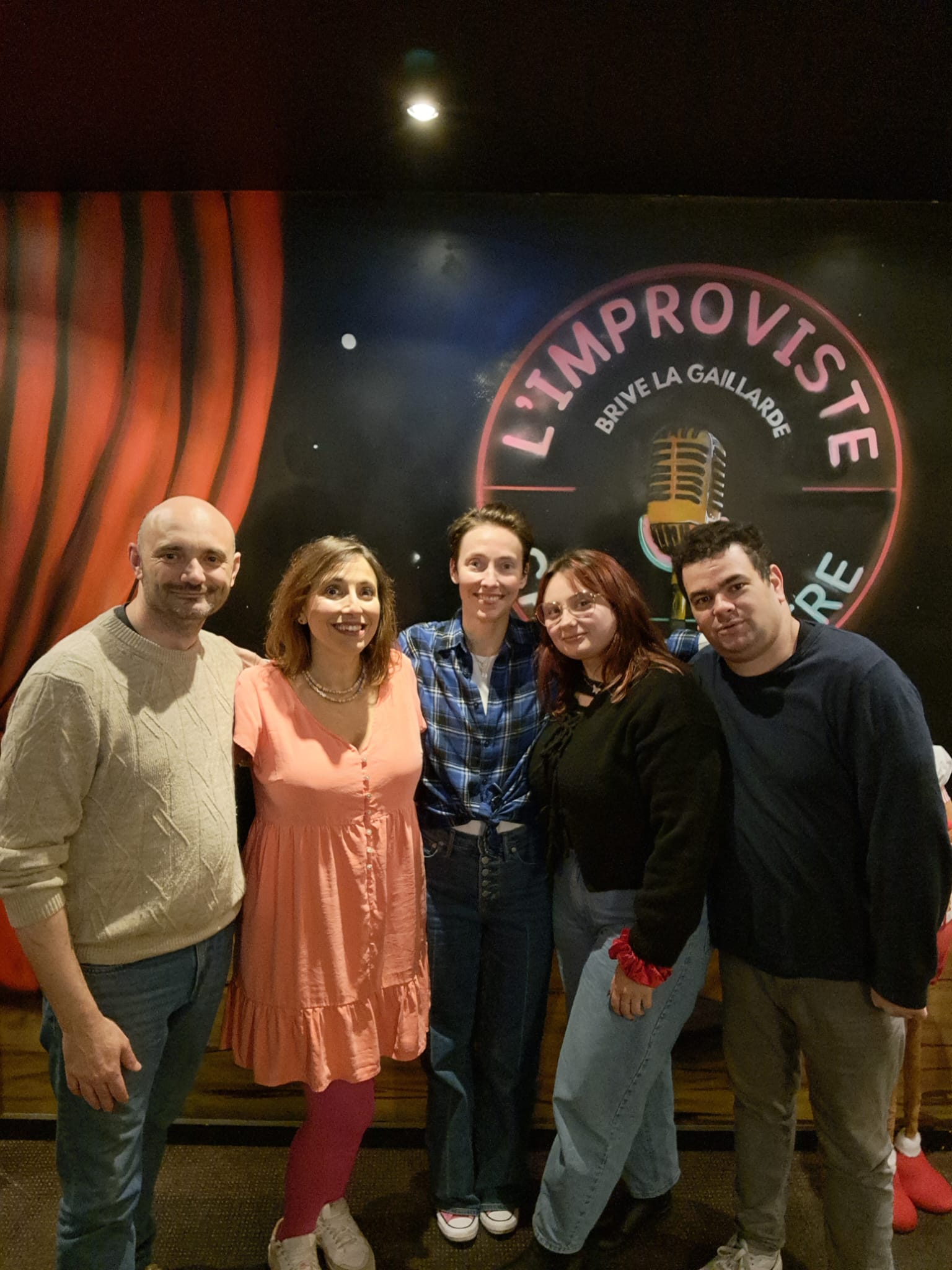 Jeudi 27 novembre 2025, Hinde a illuminé la scène de L’Improviste avec son spectacle “Fille Unique”. Une soirée riche en émotions, rires et partage, qui a captivé un public conquis dès les premières minutes.