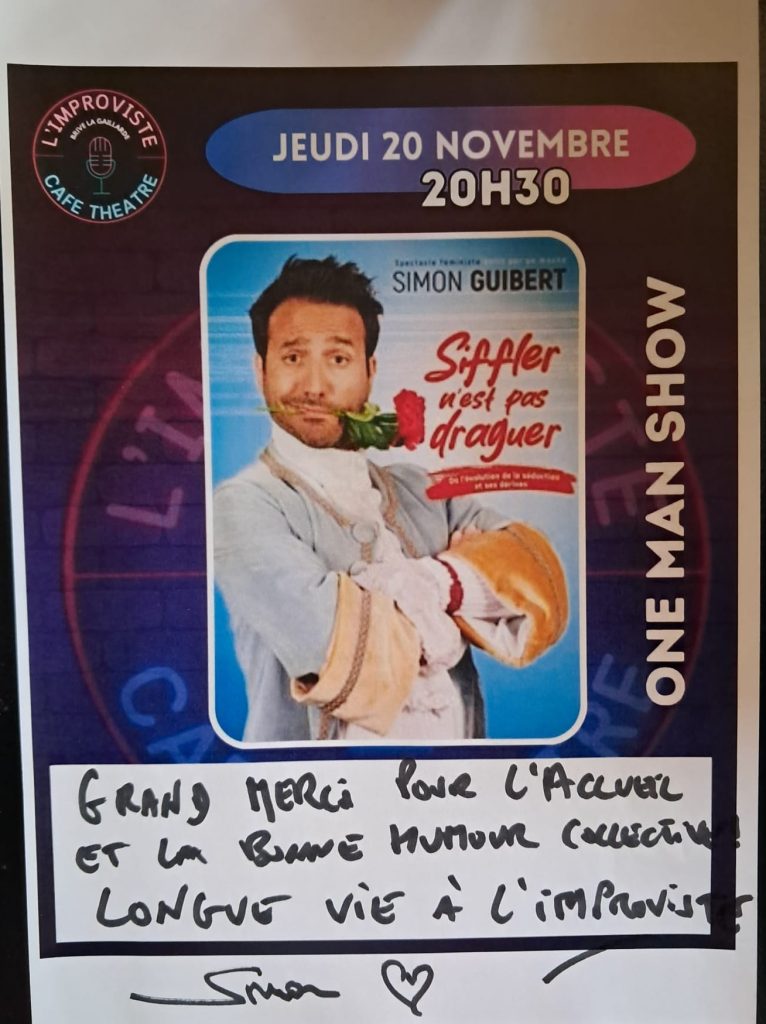 Jeudi 20 novembre 2025, L’Improviste a eu le plaisir d’accueillir Simon Guibert pour son spectacle « Siffler n’est pas draguer ». Une soirée pleine de rires, d’énergie et de bonne humeur !