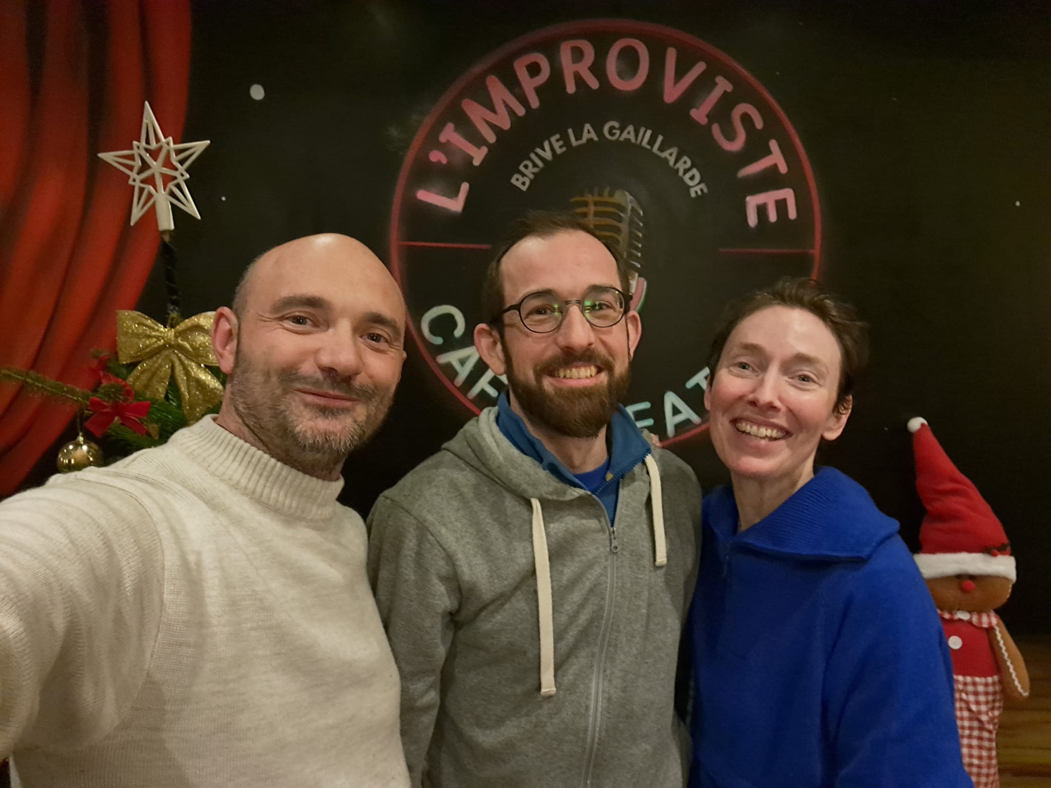 Jeudi 4 décembre 2025 à 20h00, Loïc ROSO est venu partager avec le public de L’Improviste son spectacle “Sans Limite”. Une soirée chaleureuse où humour, énergie et authenticité se sont rencontrés sur scène.