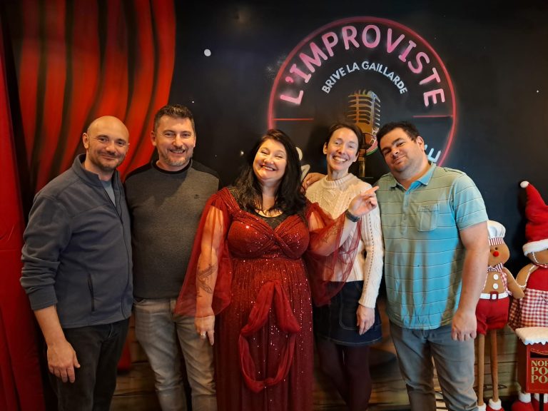 Ce dimanche 30 novembre 2025 à 18h00, nous avons eu le bonheur d’accueillir Stéphanie Agrain pour son spectacle Parole de Clitoris. Une rencontre exceptionnelle, lumineuse, portée par une artiste rayonnante et profondément humaine.