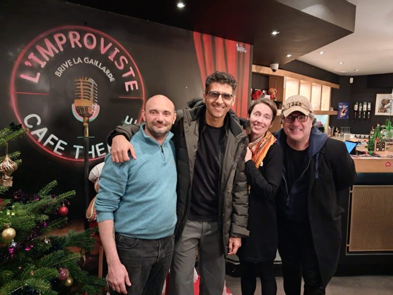 Vendredi 5 décembre 2025, Ryad Baxx a offert au public de L’Improviste deux représentations exceptionnelles de son spectacle “Sort de l’Ombre”, à 19h30 et 21h30. Deux soirées inoubliables, qui resteront gravées à jamais dans nos mémoires.