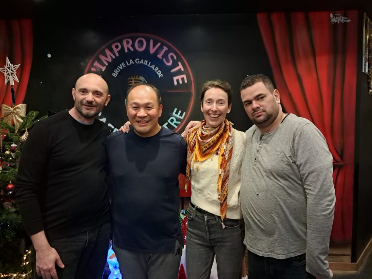 Ce week-end, L’Improviste a eu le plaisir d’accueillir Trong Voba pour trois représentations inoubliables : son spectacle pour enfants “Les Potions Magiques du Professeur Bonheur” et son one-man “Ça y est enfin”.