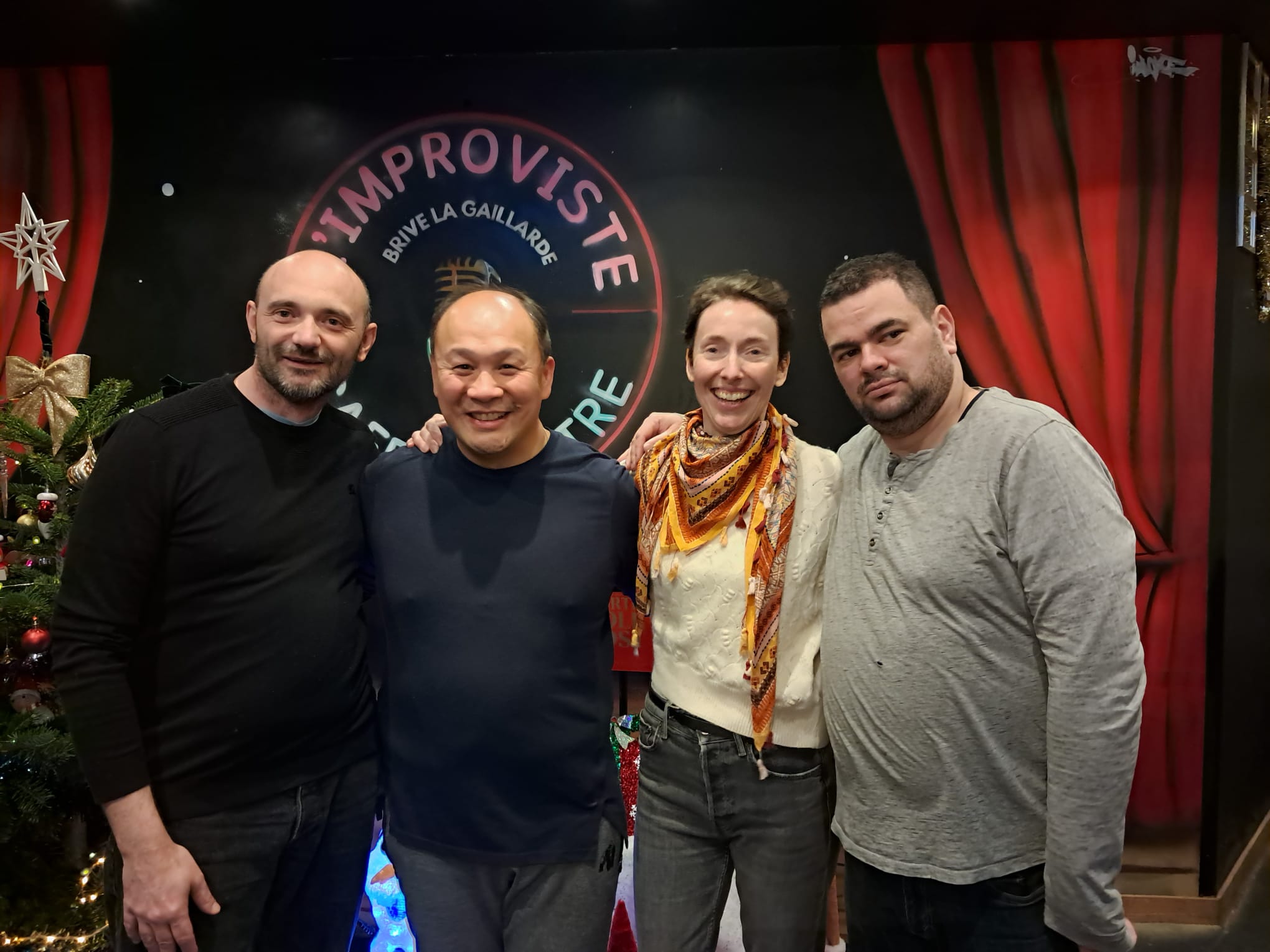 Ce week-end, L’Improviste a eu le plaisir d’accueillir Trong Voba pour trois représentations inoubliables : son spectacle pour enfants “Les Potions Magiques du Professeur Bonheur” et son one-man “Ça y est enfin”.