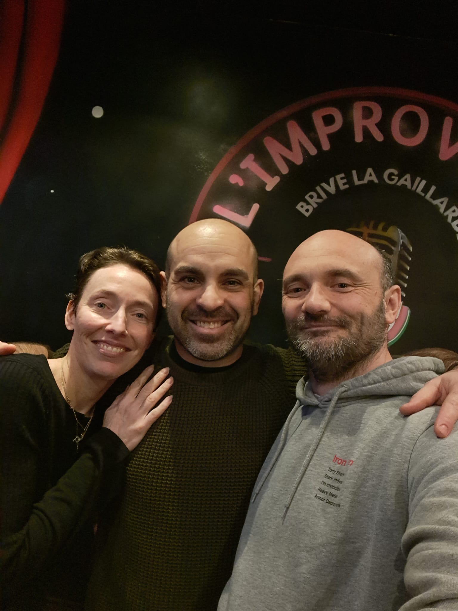 Ce vendredi 16 et samedi 17 janvier, Stéphane Resche était sur la scène de L’Improviste Café-Théâtre avec son spectacle Daron Noir, pour deux soirées intenses, sincères et profondément drôles.