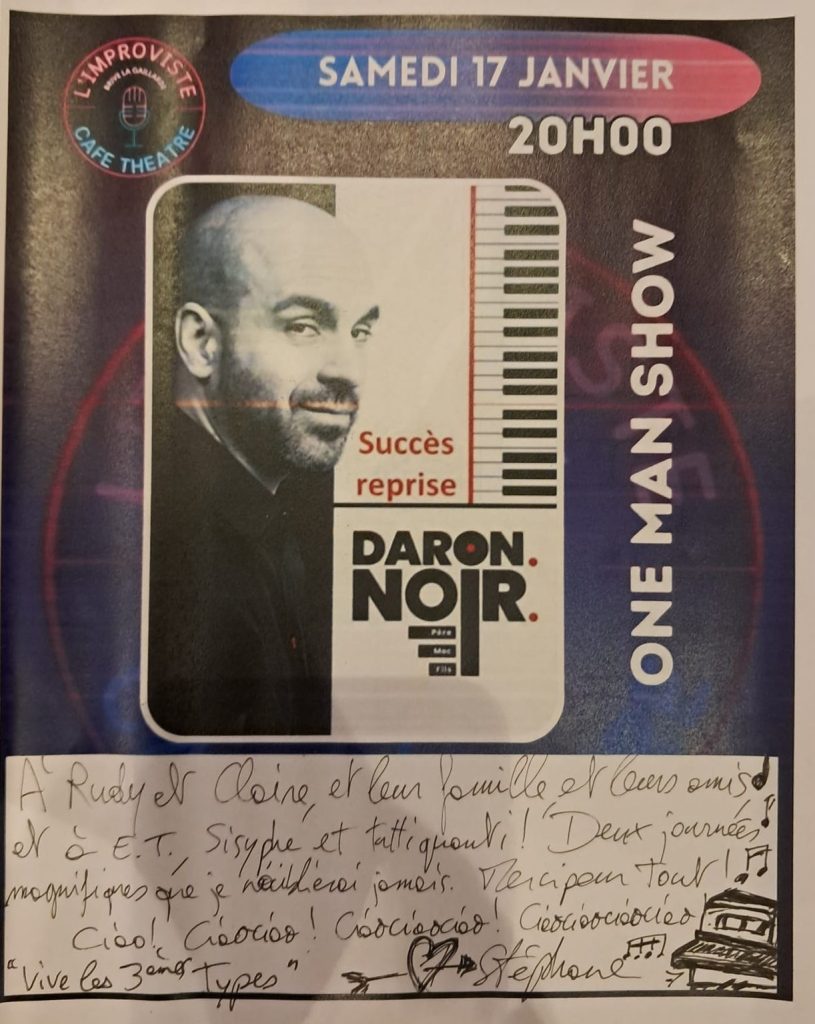 Ce vendredi 16 et samedi 17 janvier, Stéphane Resche était sur la scène de L’Improviste Café-Théâtre avec son spectacle Daron Noir, pour deux soirées intenses, sincères et profondément drôles.