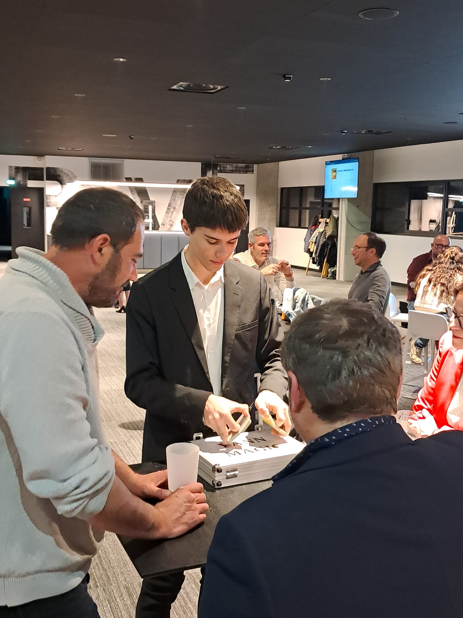 Hier soir, à l’occasion des 15 ans du BNI Pays de Brive, la magie s’est invitée au cœur de l’événement… et elle a marqué les esprits.