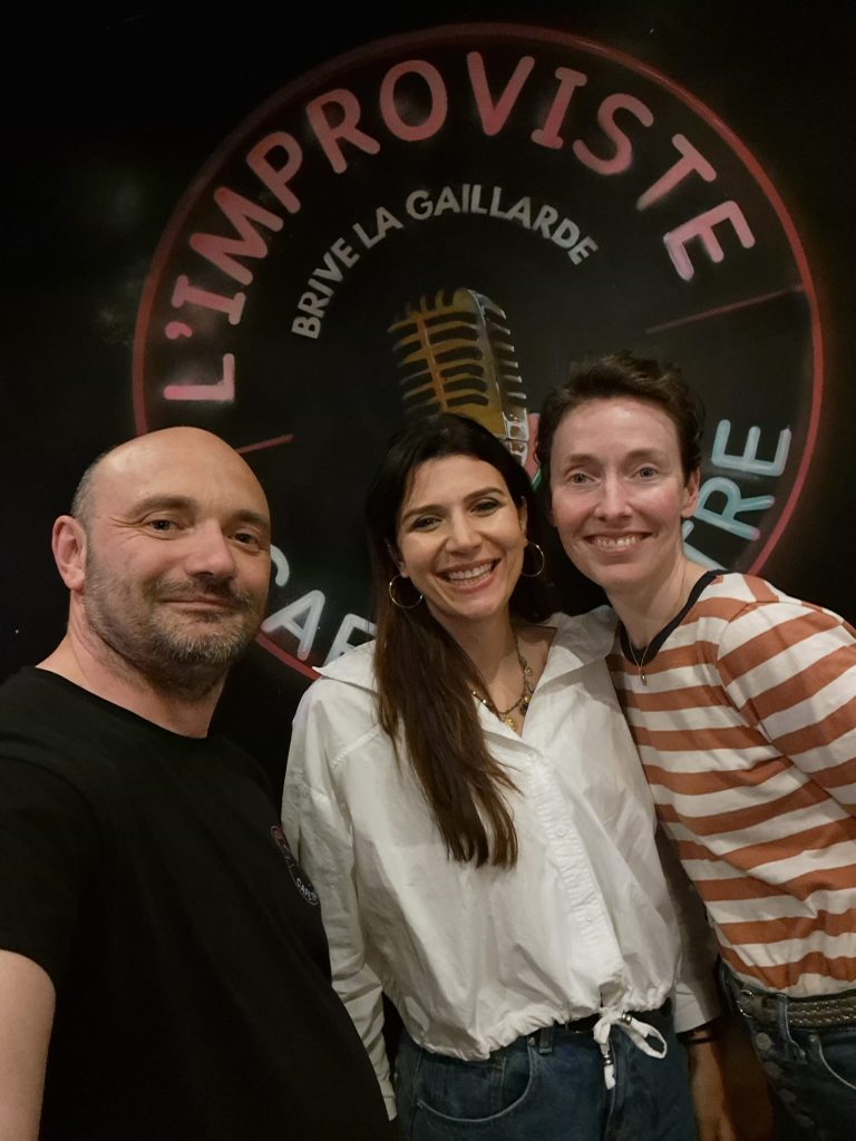 Ce mardi 21 avril 2026 à 20h30, L’Improviste Café-Théâtre a eu le plaisir d’accueillir sur sa scène Amy London pour son spectacle « J’étais pas prête ! ». Une soirée qui a tenu toutes ses promesses.