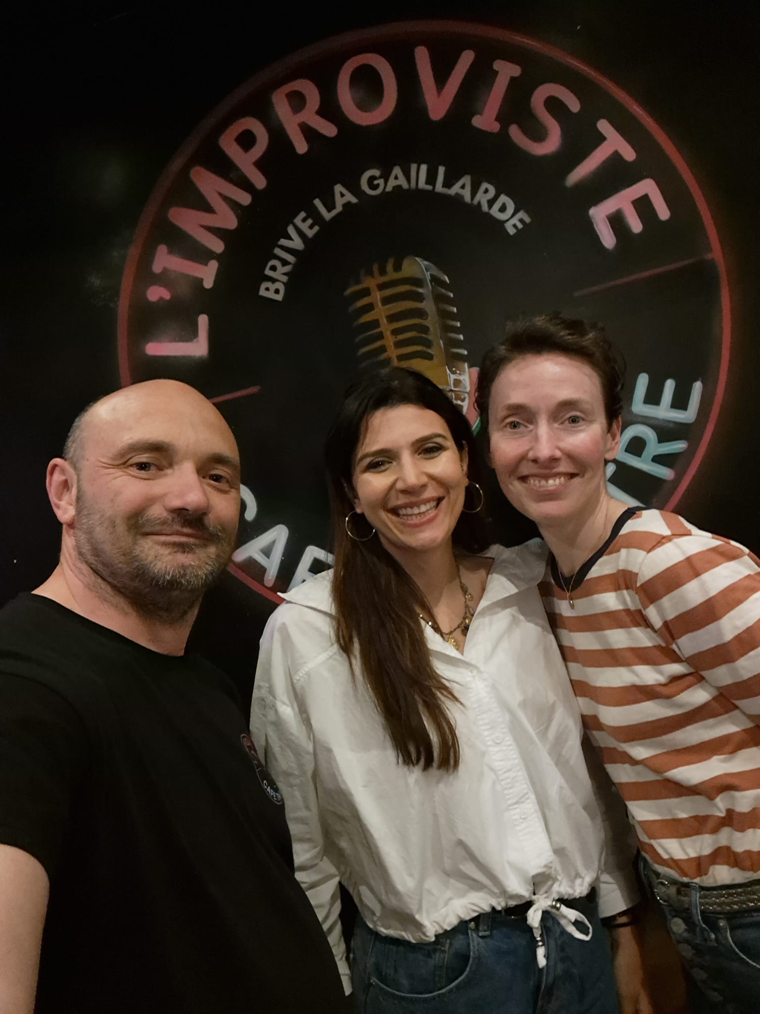 Ce mardi 21 avril 2026 à 20h30, L’Improviste Café-Théâtre a eu le plaisir d’accueillir sur sa scène Amy London pour son spectacle « J’étais pas prête ! ». Une soirée qui a tenu toutes ses promesses.