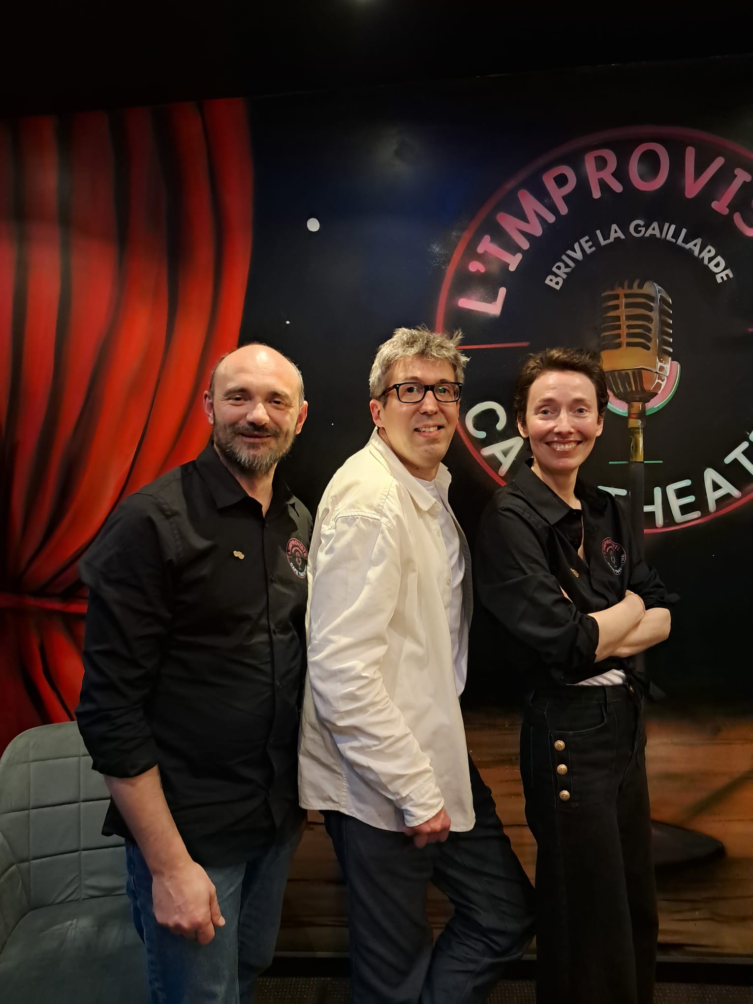 Dans l’ambiance chaleureuse et intimiste du café-théâtre, les spectateurs ont vécu une soirée rythmée par les rires, les réflexions et les échanges. Une belle illustration de ce qui fait la magie du spectacle vivant à L’Improviste : la proximité entre l’artiste et le public.