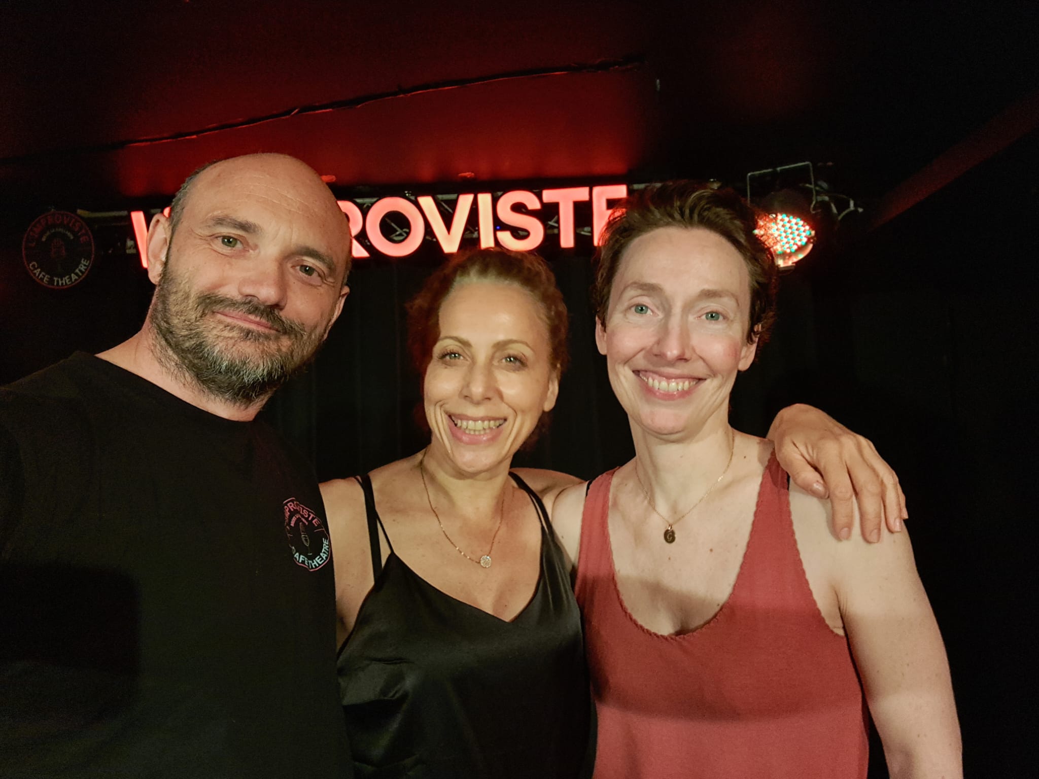 Le samedi 6 juin, nous avons eu le grand plaisir d'accueillir Déborah Lévi sur la scène de L'Improviste avec son spectacle « Comment j'ai découvert que j'étais ma mère ».