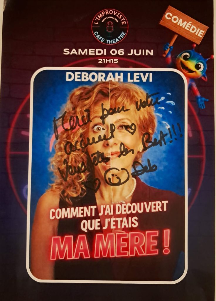 Le samedi 6 juin, nous avons eu le grand plaisir d'accueillir Déborah Lévi sur la scène de L'Improviste avec son spectacle « Comment j'ai découvert que j'étais ma mère ».