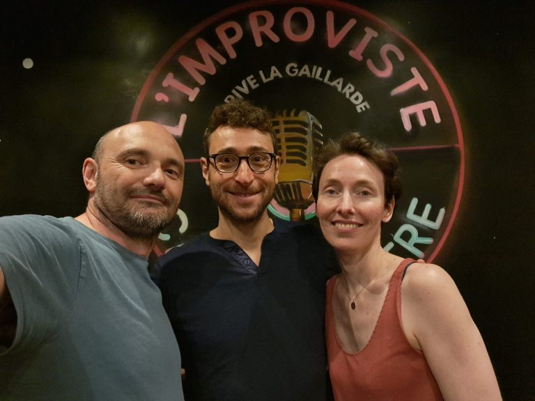 Il y a des moments qui marquent la vie d’un lieu. Des rencontres qui dépassent le simple cadre d’un spectacle. Et la venue de Sebastian Marx à L’Improviste Café-Théâtre en fait incontestablement partie.